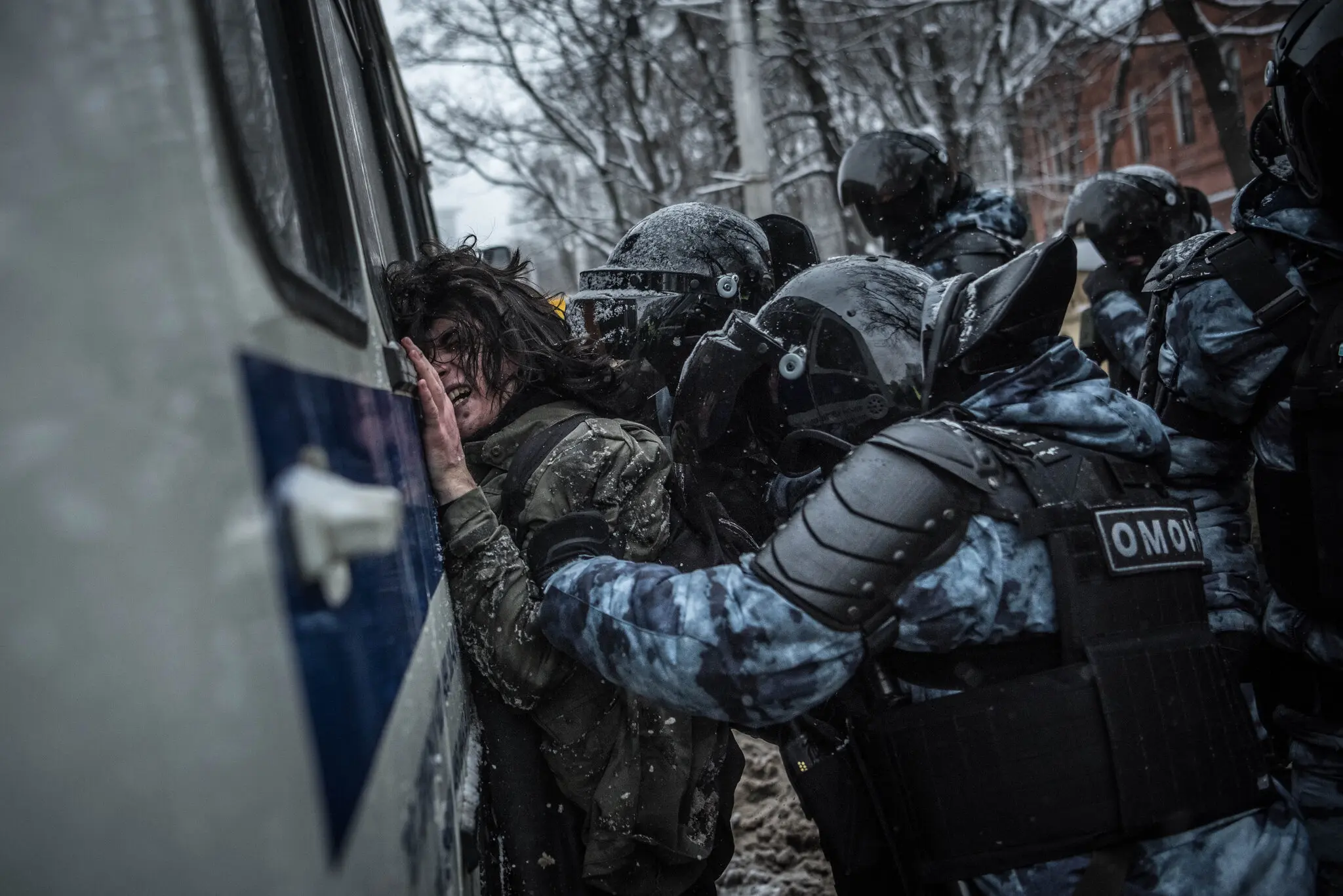 Співробітники міліції затримують протестувальника в Москві під час акцій на підтримку пана Навального після його повернення.